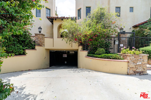 1331 N Sycamore Avenue, Los Angeles CA: https://media.crmls.org/mediaz/98cc7252-6ba7-4b49-881c-5266ae0d7fba.jpg