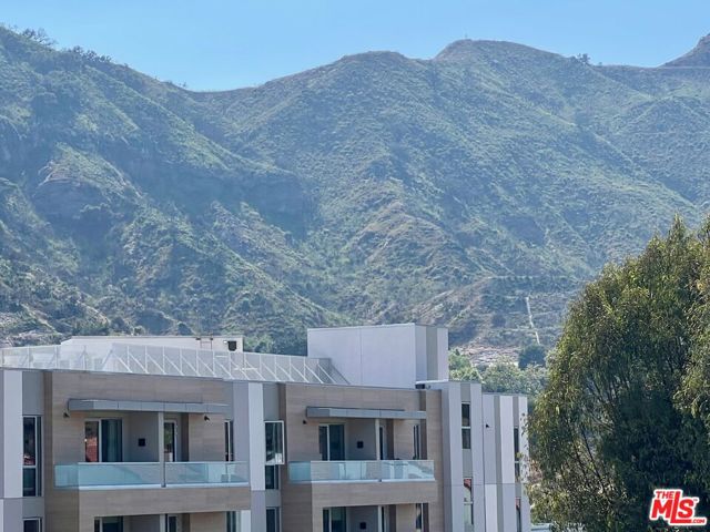 1586 Palisades Drive, Pacific Palisades CA: https://media.crmls.org/mediaz/98cda8fd-5931-450d-8e23-d251789d2a28.jpg