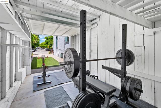 1539 E 38Th St, Oakland CA: https://media.crmls.org/mediaz/98cfaa63-53ca-4df4-aeac-970e42d2190a.jpg