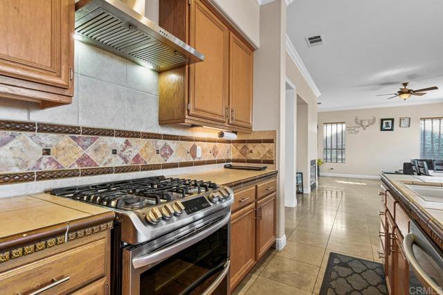 Detail Gallery Image 12 of 38 For 418 Corte Calypso, Chula Vista,  CA 91914 - 4 Beds | 2/1 Baths