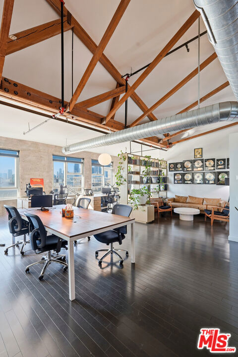 530 S Hewitt Street, Los Angeles CA: https://media.crmls.org/mediaz/98d200f9-08bd-4ca9-91a7-fc86b922c5a3.jpg