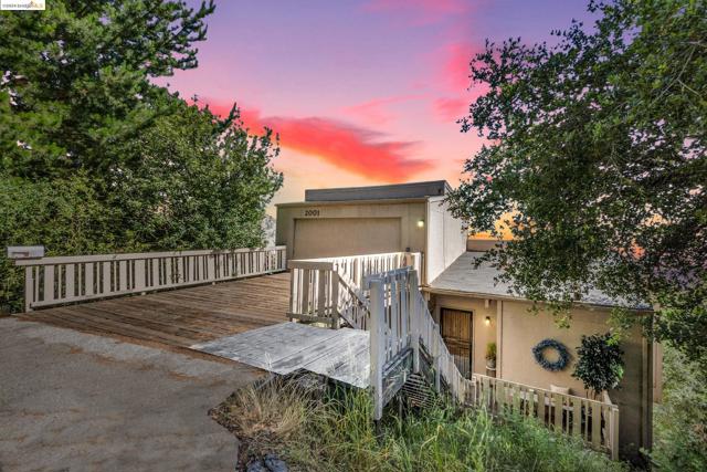 2001 Manzanita Dr, Oakland CA: https://media.crmls.org/mediaz/98d57f26-ef27-4a23-8d44-46a74018533c.jpg