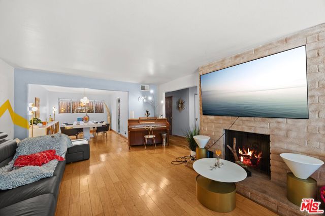 645 N Mc Cadden Place, Los Angeles CA: https://media.crmls.org/mediaz/98d60985-dad3-4763-91fd-f25da9cea47a.jpg