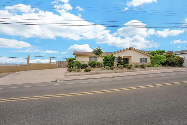 945 Nacion Avenue, Chula Vista CA: https://media.crmls.org/mediaz/98d65cf0-0f3b-413d-9065-2d8c86b32517.jpg