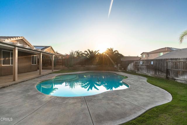 10909 Rainwater Lane, Bakersfield CA: https://media.crmls.org/mediaz/98d73001-67ed-42f8-92d8-0ad68e33db65.jpg