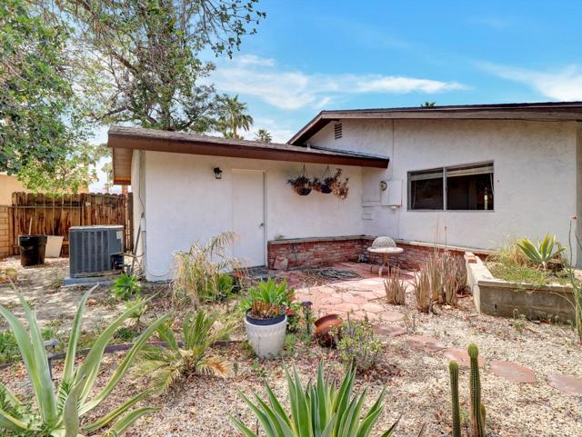 9980 Hoylake Road, Desert Hot Springs CA: https://media.crmls.org/mediaz/98d73ea7-76d3-4dc4-a79c-5a38bbf1a72c.jpg
