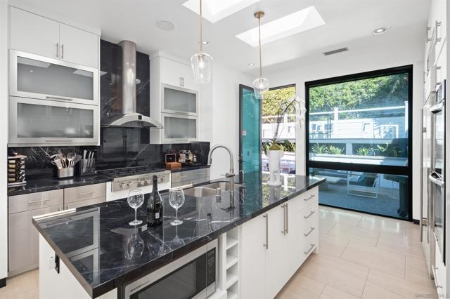 3515 Union St, San Diego CA: https://media.crmls.org/mediaz/98d7d544-576f-45ee-b398-ebdfdd52fb1a.jpg