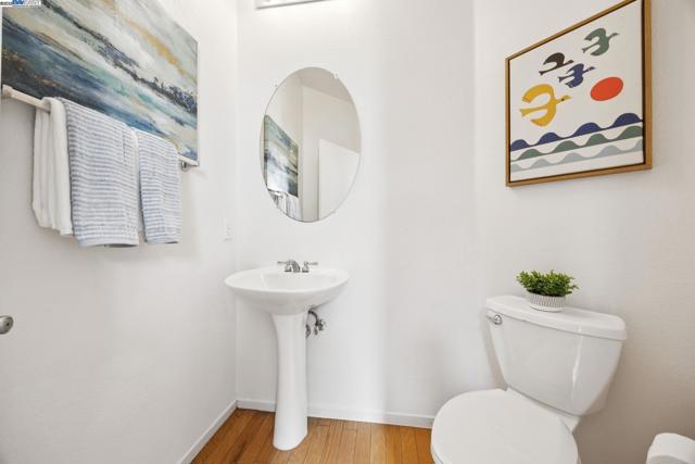 15 Mcdonnel Rd, Alameda CA: https://media.crmls.org/mediaz/98d8b77b-199d-42ea-91ee-3521a2d539a8.jpg