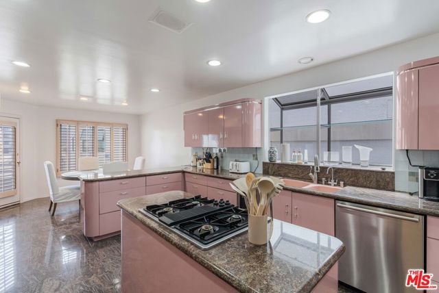 4611 Roma Court, Marina del Rey CA: https://media.crmls.org/mediaz/98d987d3-57d7-4b16-8c88-f616806647df.jpg