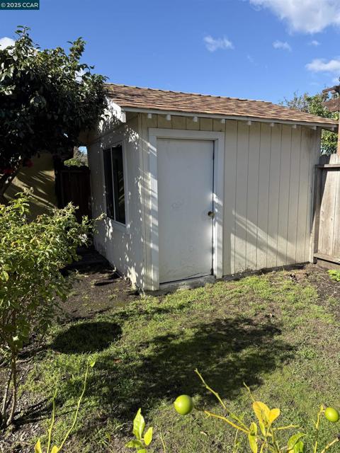 2103 Visalia Ave, Richmond CA: https://media.crmls.org/mediaz/98db0699-fd8b-4894-abeb-140e259ed4e0.jpg
