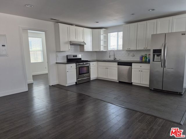 2806 S Bronson Avenue, Los Angeles CA: https://media.crmls.org/mediaz/98dc49cc-9343-4ef3-ab90-788a29be07be.jpg