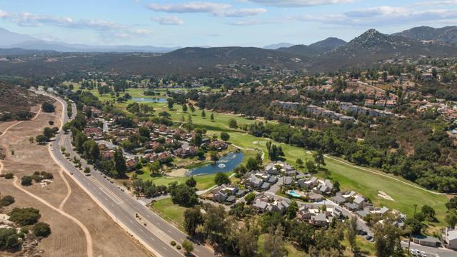 16273 Arena Dr, Ramona CA: https://media.crmls.org/mediaz/98dfb229-b4cb-4a75-8feb-b82dd1489919.jpg