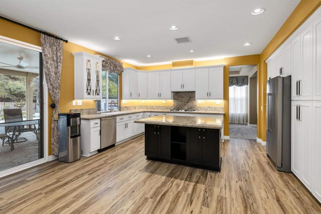 Detail Gallery Image 16 of 65 For 23860 Hollingsworth Dr, Murrieta,  CA 92562 - 4 Beds | 4 Baths