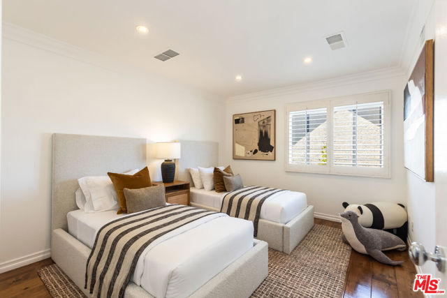 5985 Vista De La Luz, Woodland Hills CA: https://media.crmls.org/mediaz/98dfef0d-3d6f-4bd1-a653-770ccd17a10a.jpg