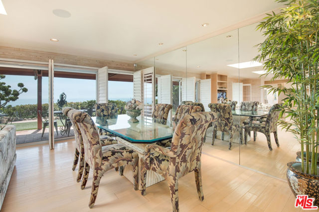 27004 PACIFIC COAST Highway, Malibu CA: https://media.crmls.org/mediaz/98e0f721-96a9-4aac-844f-120389057a87.jpg