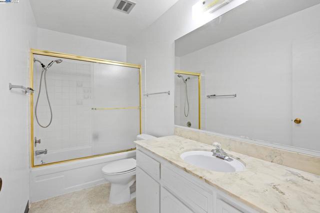 3315 Willis Lane, Alameda CA: https://media.crmls.org/mediaz/98e0f9a4-c443-494b-8d62-554d58e7a970.jpg