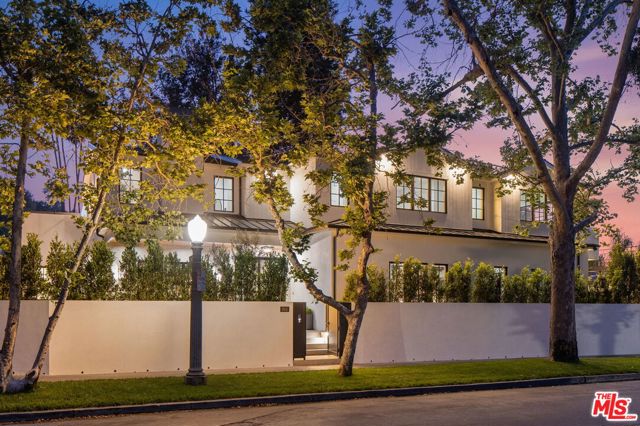 3935 Rhodes Avenue, Studio City CA: https://media.crmls.org/mediaz/98e119ad-2c21-4d77-aded-56f253c7232d.jpg