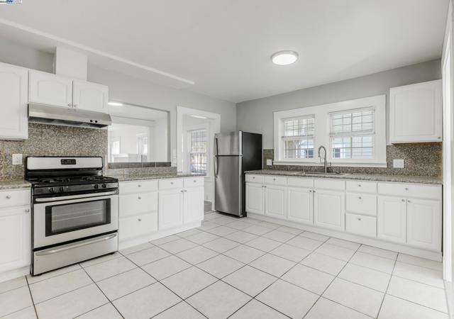 1322 83Rd Ave, Oakland CA: https://media.crmls.org/mediaz/98e22cca-caf2-400d-be98-d494caab7600.jpg