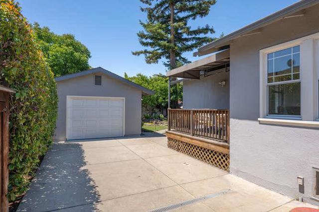 833 Linden Avenue, Burlingame CA: https://media.crmls.org/mediaz/98e33dd3-fe97-4e4f-a994-5172469b2bf4.jpg