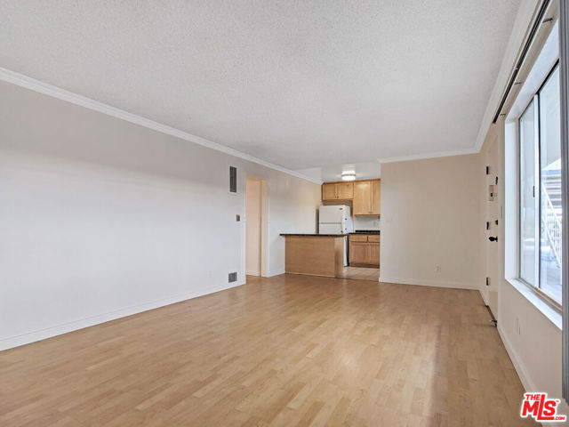 440 Raymond Avenue, Santa Monica CA: https://media.crmls.org/mediaz/98e35767-cabb-40a8-bfc9-707c467f1994.jpg