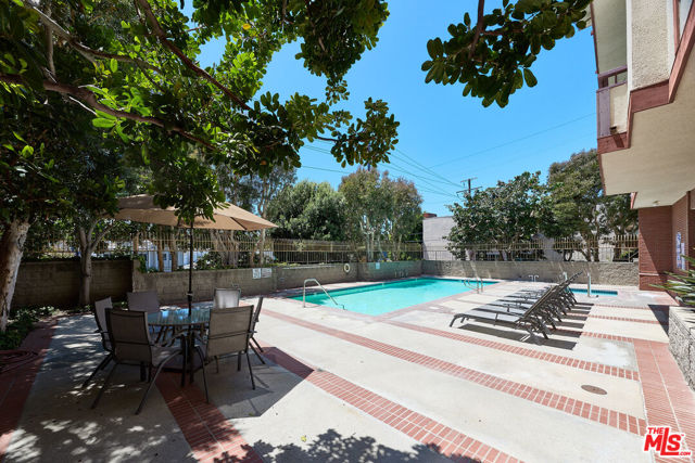 8828 Pershing Drive, Playa del Rey CA: https://media.crmls.org/mediaz/98e410b3-8e06-4a42-98cd-d7df5881a202.jpg
