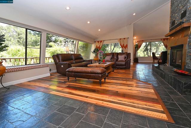 Image 4 of 48 For 4416 Reinhardt Dr