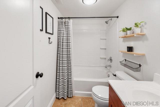 3514 Shoreline Bluff Ln, San Diego CA: https://media.crmls.org/mediaz/98e5243a-e606-4c13-b2e0-56ed0bc0f414.jpg