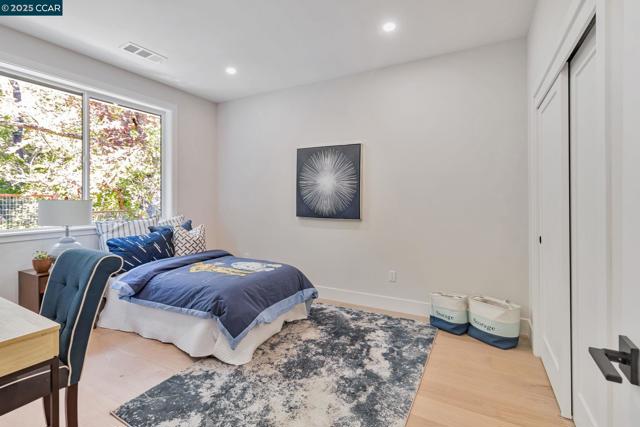 945 Yorkshire Ct, Lafayette CA: https://media.crmls.org/mediaz/98e5d149-3de3-4aaa-b9c1-e92aa4f27946.jpg