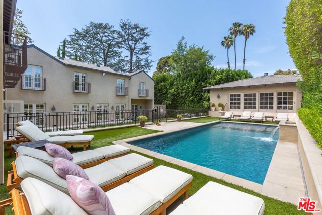 400 S Hudson Avenue, Los Angeles CA: https://media.crmls.org/mediaz/98e61195-ad2b-49ab-94d8-01431166bc40.jpg