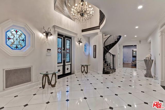 725 N Faring Road, Los Angeles CA: https://media.crmls.org/mediaz/98e62177-5bf2-4603-8336-10292040081e.jpg