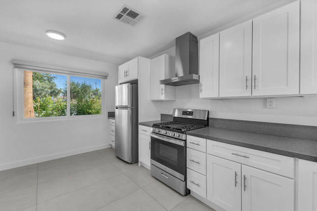 44635 San Carlos Avenue, Palm Desert CA: https://media.crmls.org/mediaz/98e6b380-29d2-45b5-b4b5-c69bc423029e.jpg