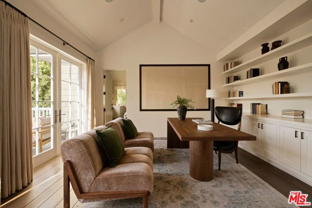 1319 Amalfi Drive, Pacific Palisades CA: https://media.crmls.org/mediaz/98e750f0-571e-4e26-bcd6-f986a0875111.jpg