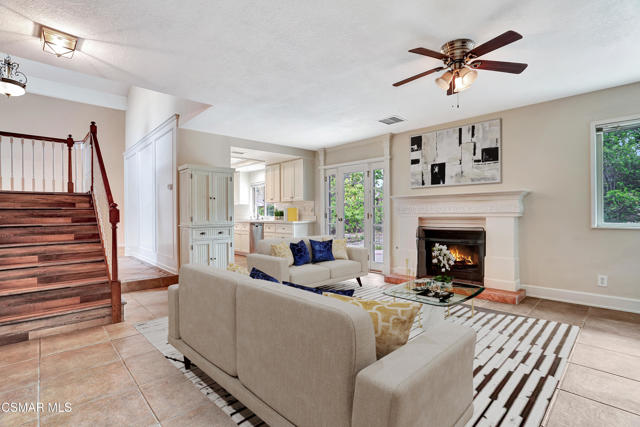 48 Herringbone Court, Newbury Park CA: https://media.crmls.org/mediaz/98e7bcf6-e989-4bda-84a3-c3f704904e04.jpg