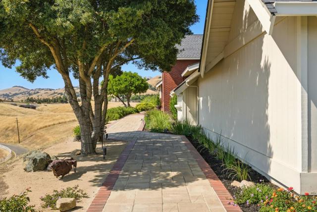 2525 Bridle Path Drive, Gilroy CA: https://media.crmls.org/mediaz/98e7e473-f5cd-45fc-983e-721a4c37820d.jpg
