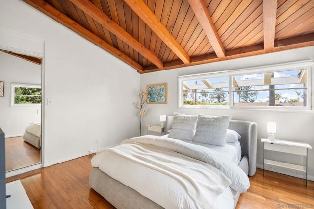 6423 Avenida Cresta, La Jolla CA: https://media.crmls.org/mediaz/98e82575-8030-4c44-9607-286b262db673.jpg