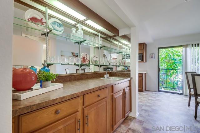 835 E Ave, Coronado CA: https://media.crmls.org/mediaz/98e8bdbf-db55-4523-969e-6fe8debe76c7.jpg