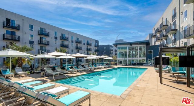 950 E 3rd Street, Los Angeles CA: https://media.crmls.org/mediaz/98e91b5c-4744-4bb4-813d-693d33c55718.jpg