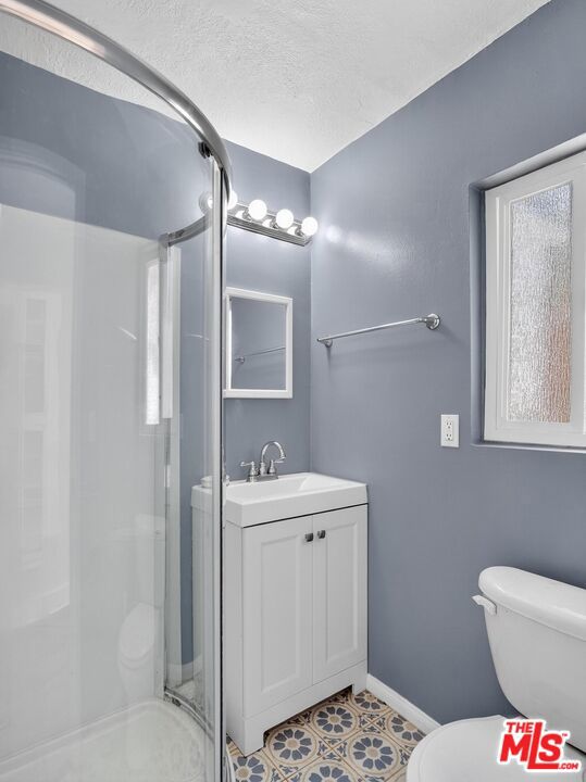 2565 Glen Green Street, Los Angeles CA: https://media.crmls.org/mediaz/98e99a13-9cb2-47c4-8b6d-59bebb6dc435.jpg