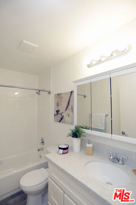 https://media.crmls.org/mediaz/98ea87ad-2be5-4947-a3a9-52b5802be153.jpg?preset=X-Large
