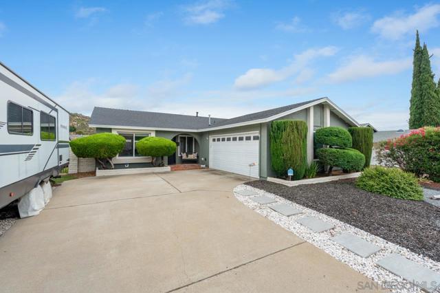 13637 Los Olivos Ave, Poway CA: https://media.crmls.org/mediaz/98eaf8b6-3266-4021-94f1-8cffc52b6571.jpg