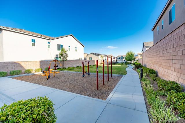 532 Enzo St, Lake Elsinore CA: https://media.crmls.org/mediaz/98ec2646-7dd7-4a1d-a0d3-af8b32bf103d.jpg