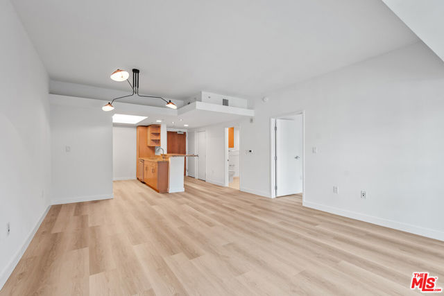 13700 MARINA POINTE Drive, Marina del Rey CA: https://media.crmls.org/mediaz/98ecb9b9-0d35-4d4a-9ea0-d22346c8fb54.jpg