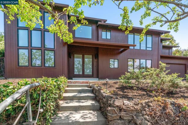 127 Devin Dr, Moraga CA: https://media.crmls.org/mediaz/98ece85d-d923-4045-8e60-9a57208bd718.jpg