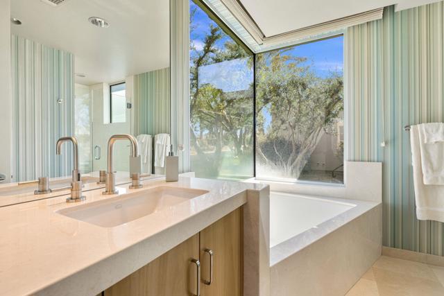 28 Sun Ridge Circle, Rancho Mirage CA: https://media.crmls.org/mediaz/98ed6d80-3d4d-4dc8-8a8e-f835b958719b.jpg