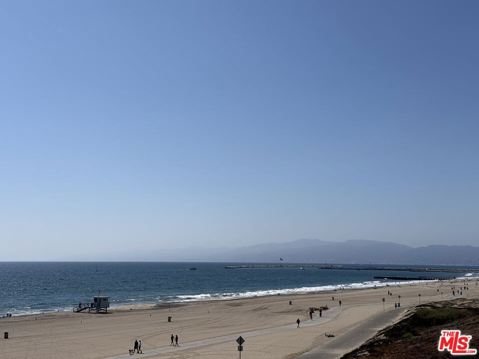 https://media.crmls.org/mediaz/98ed9cd5-de72-4763-a54d-4823639a82de.jpg?preset=X-Large
