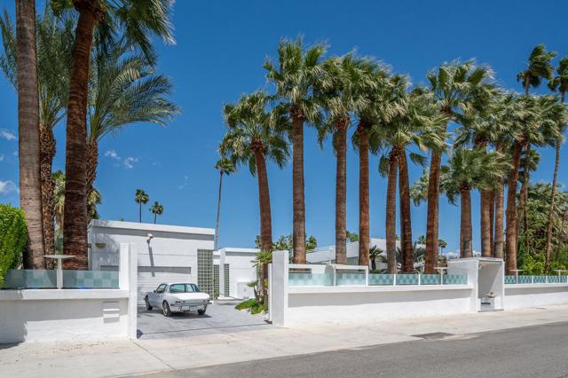520 W ViA Lola, Palm Springs CA: https://media.crmls.org/mediaz/98edd946-9bbd-4283-b18d-2c626f7548e9.jpg