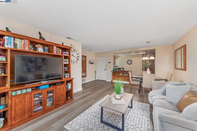 243 Rachael Pl, Pleasanton CA: https://media.crmls.org/mediaz/98ee8496-5417-450f-bd68-216348619ea0.jpg