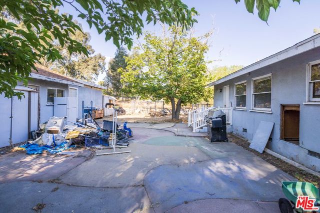 27933 Magic Mountain Lane, Canyon Country CA: https://media.crmls.org/mediaz/98efd261-32bc-4283-bb06-5ee96f112a8d.jpg