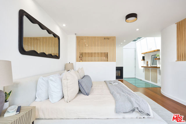 5106 Pacific Avenue, Marina del Rey CA: https://media.crmls.org/mediaz/98f0ffcc-671e-455d-9d4a-115b5aef4102.jpg