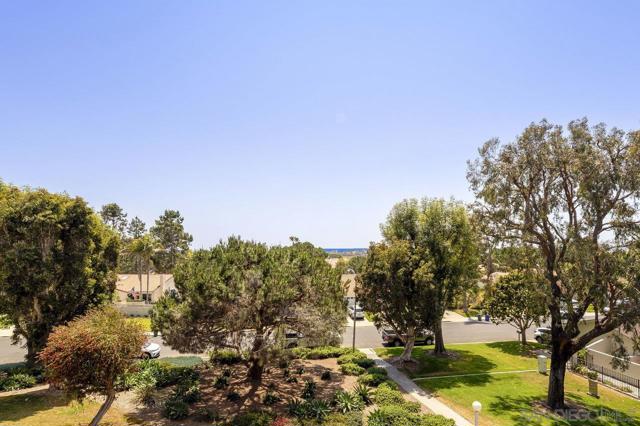 902 Caminito Madrigal, Carlsbad CA: https://media.crmls.org/mediaz/98f1a976-c62d-4d7d-b80f-c183391e5c93.jpg